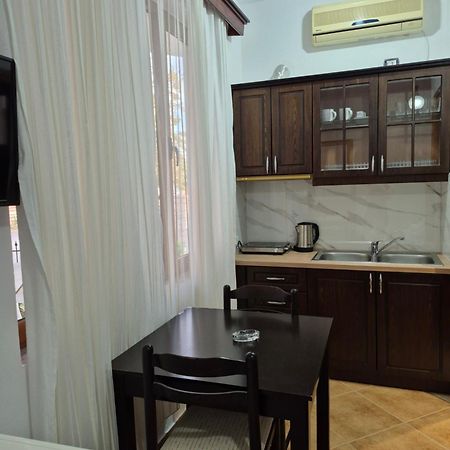 Vita Apartment - Spacious Garden And Balcony 5 Min To Beach & Center Ksamil Esterno foto