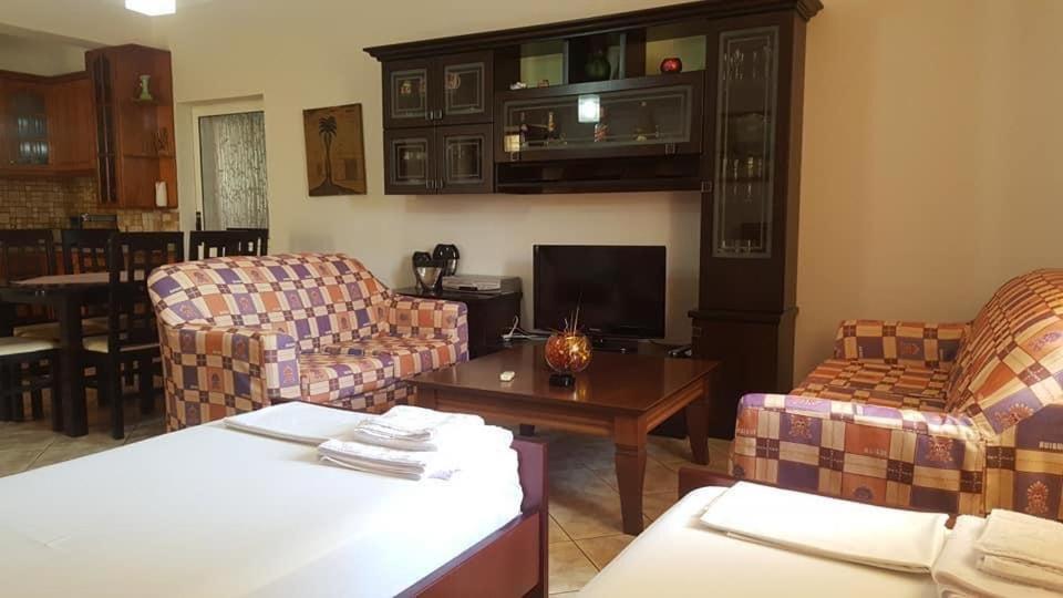 Vita Apartment - Spacious Garden And Balcony 5 Min To Beach & Center Ksamil Esterno foto