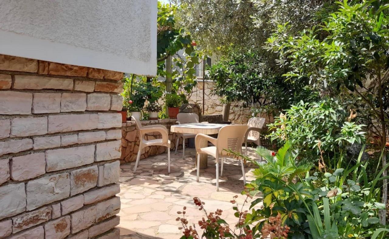 Vita Apartment - Spacious Garden And Balcony 5 Min To Beach & Center Ksamil Esterno foto