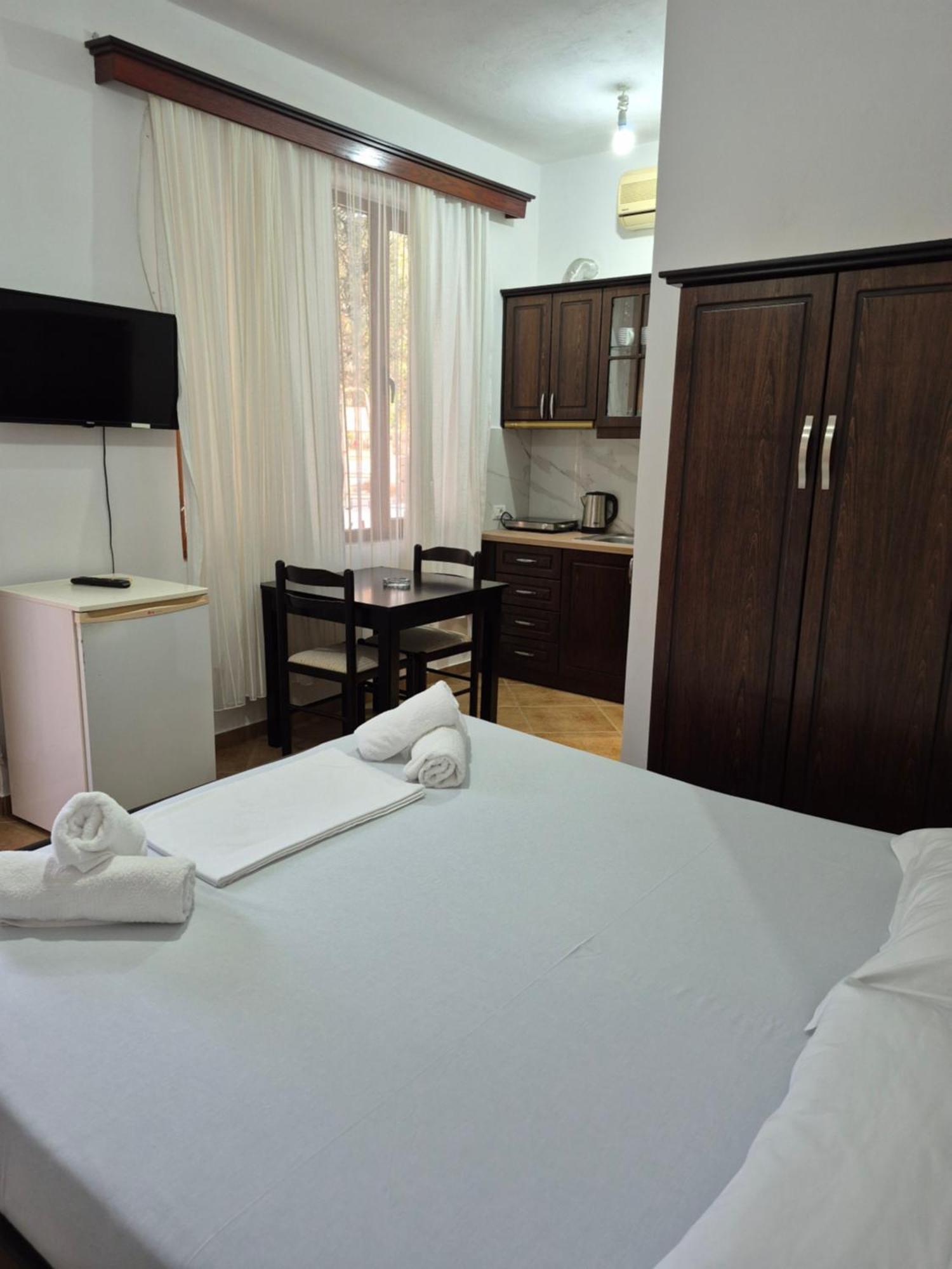 Vita Apartment - Spacious Garden And Balcony 5 Min To Beach & Center Ksamil Esterno foto
