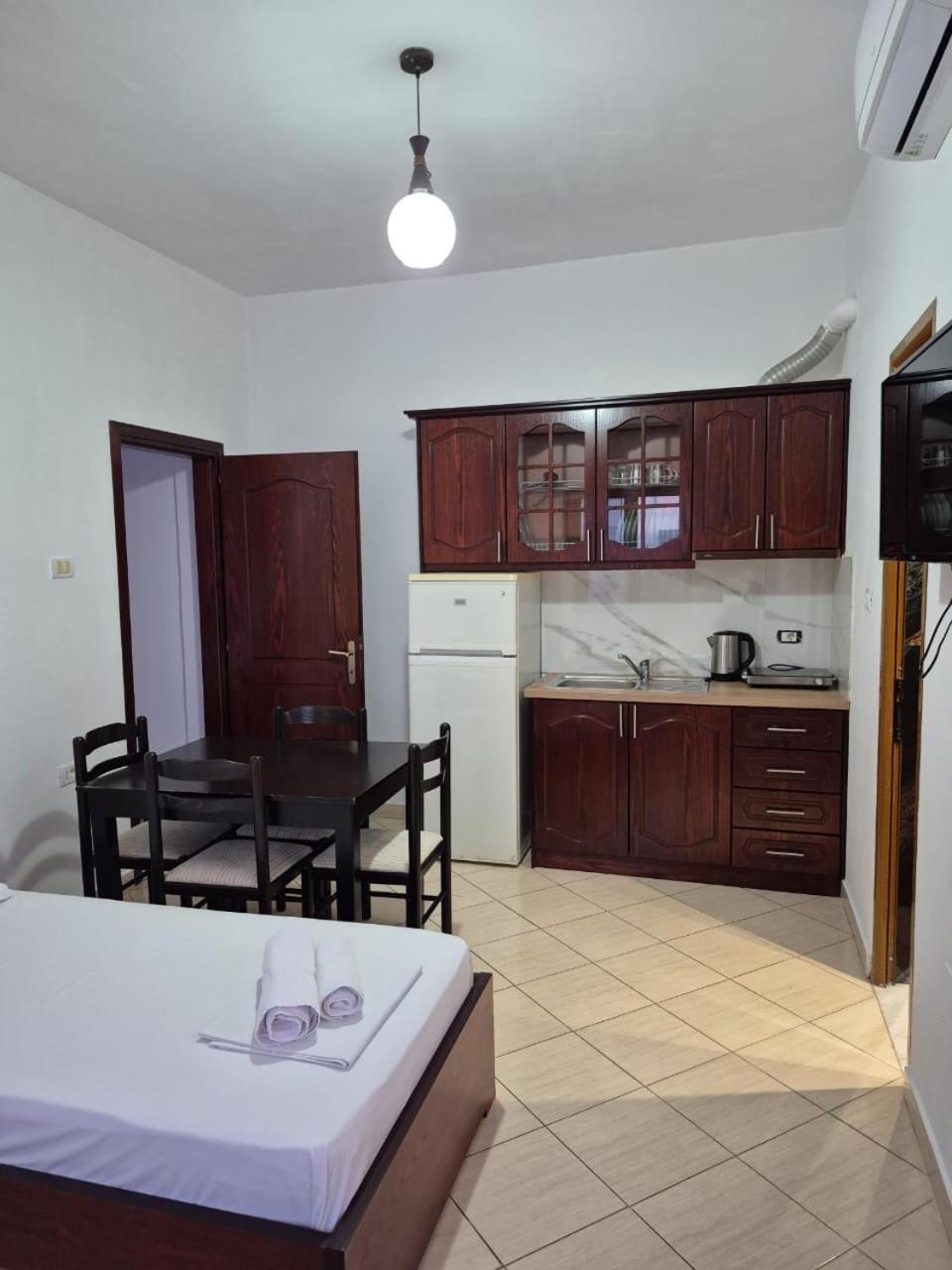Vita Apartment - Spacious Garden And Balcony 5 Min To Beach & Center Ksamil Esterno foto